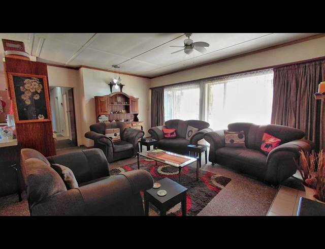 4 BEDROOM HOUSE FOR SALE IN FICHARDT PARK